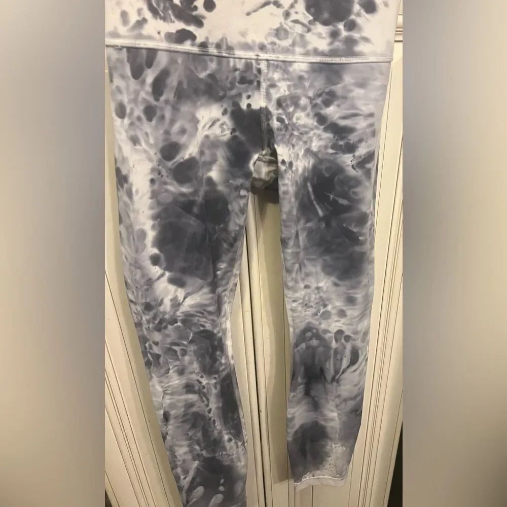 Lululemon  Women's Ankle Leggings - Blue Gray Print Size 4